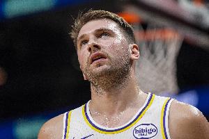 亏！东契奇突破造成非投篮犯规 黄蜂挑战但失败了